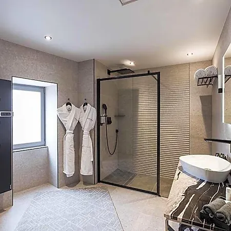 Hotel Le Petit Manoir 4*