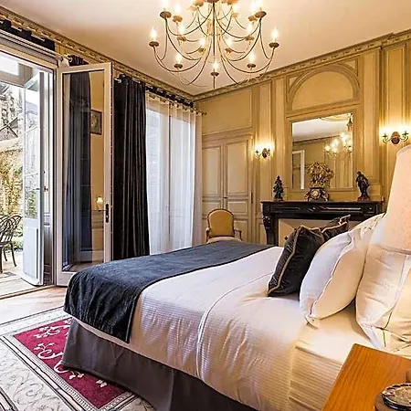 Le Petit Manoir Hotel 4*