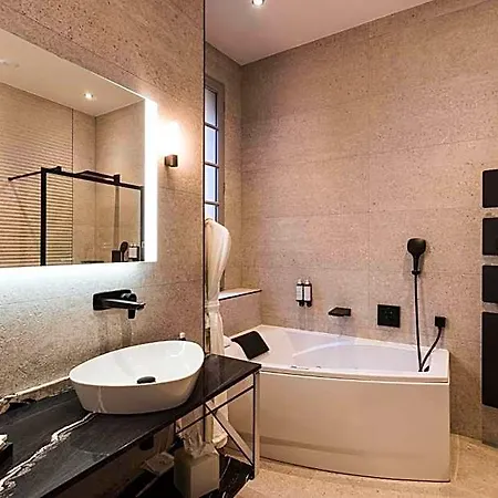 Hotel Le Petit Manoir 4*
