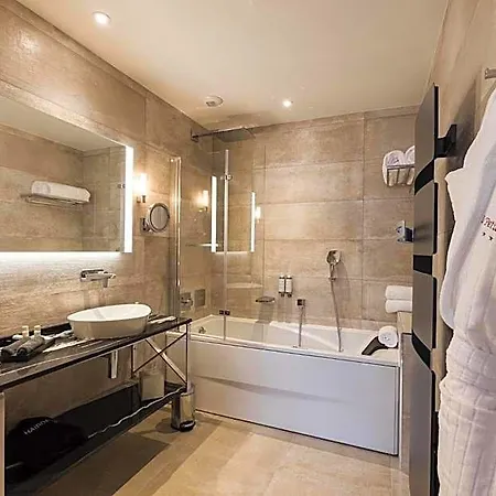 Hotel Le Petit Manoir 4*